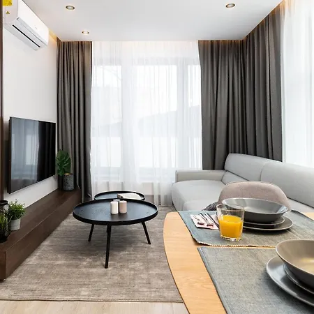 Househost Apartment: Miodowa 42/30 Street Apartman *