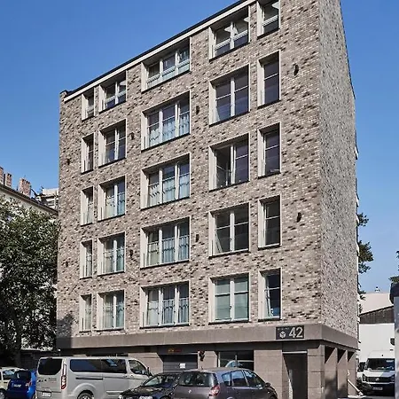Househost Apartment: Miodowa 42/30 Street Apartman *